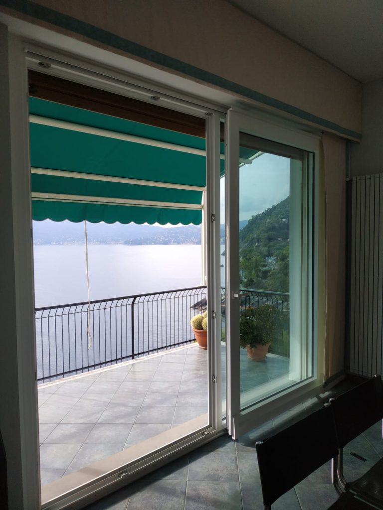 Finestra con telaio in PVC bianco fronte mare a Zoagli - Isolandia”