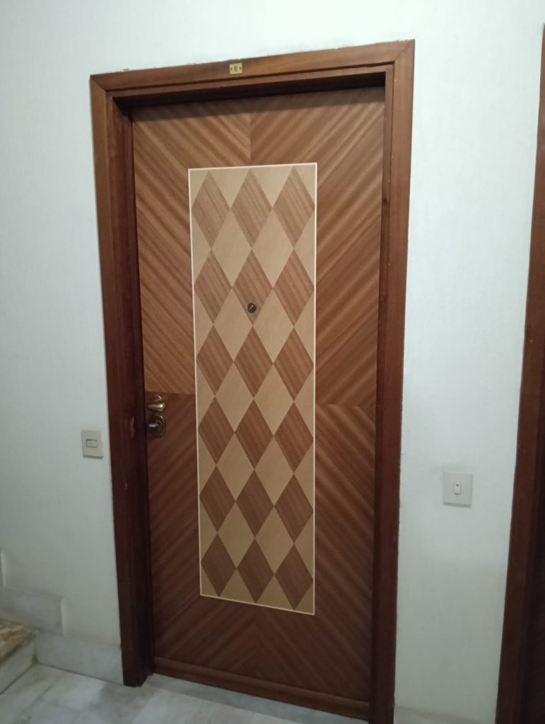 porta blindata con pannello impiallacciato a spiga