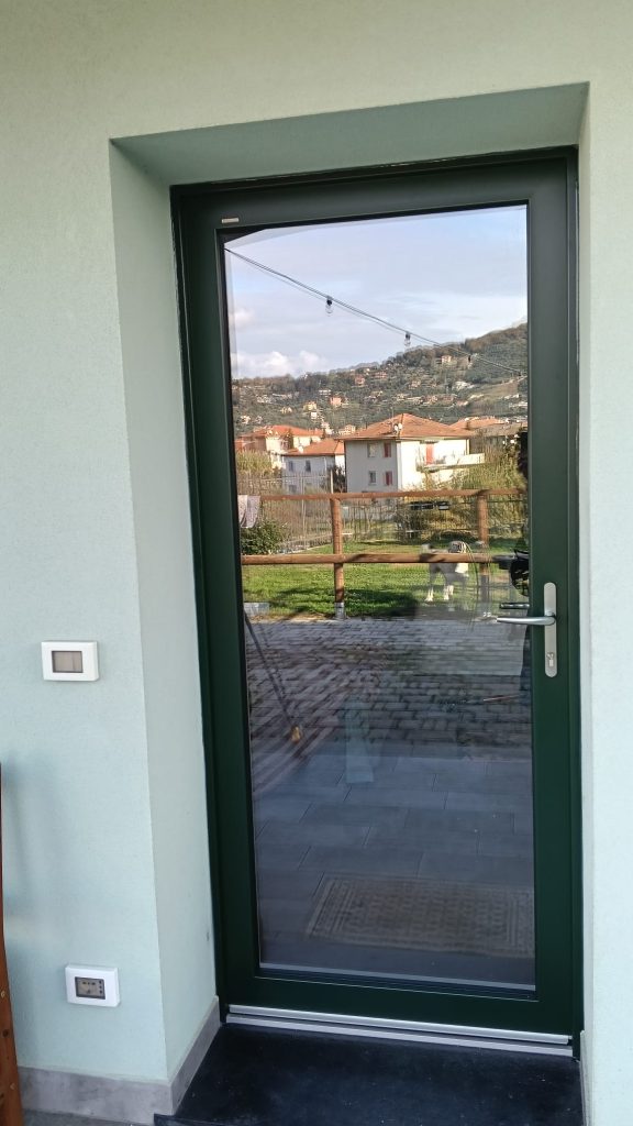 infisso super luminoso con serratura esterna