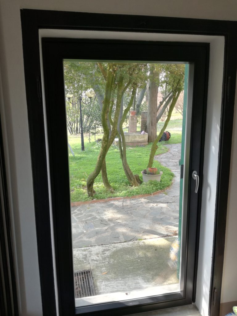 infisso in legno alluminio laccato nero