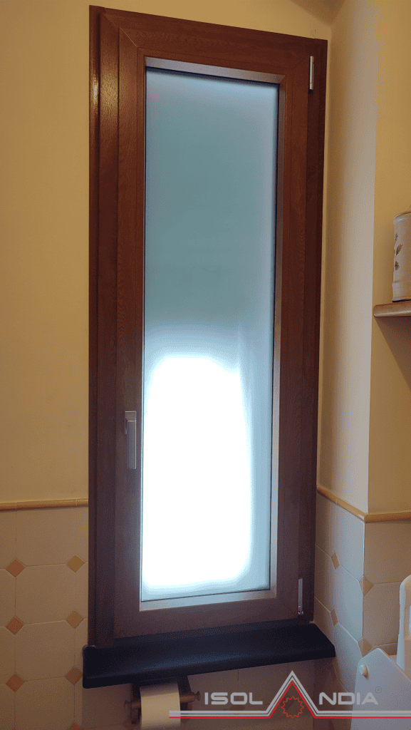 Finestra Internorm KF310 finitura interna golden oak installata in appartamento a Genova San Teodoro