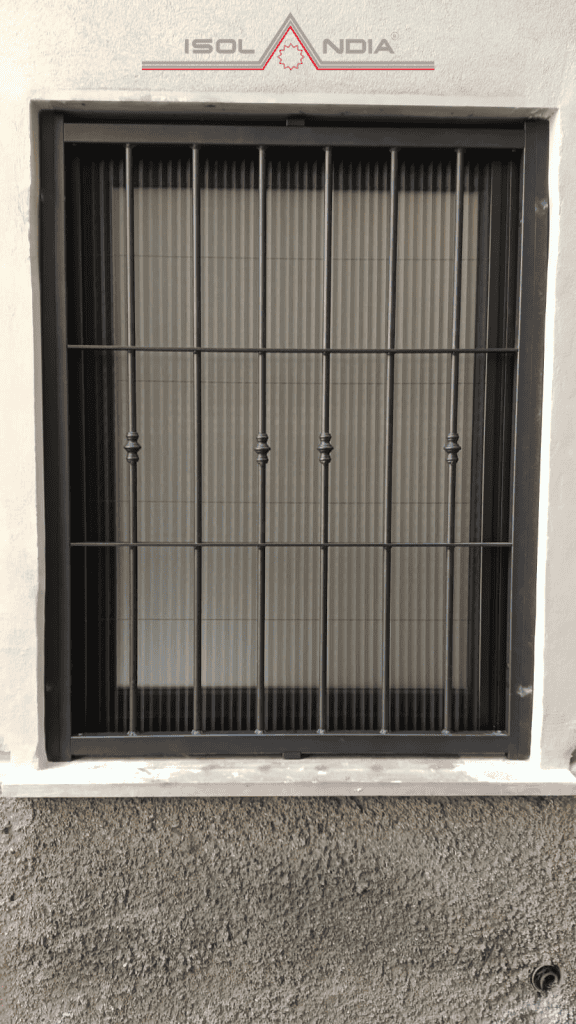 Inferriata fissa in acciaio inox su finestra fronte mare Liguria - installazione Isolandia