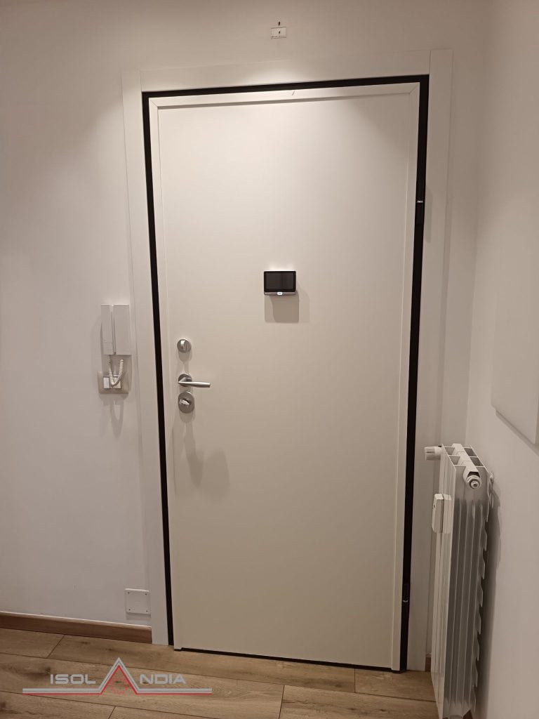 Porta blindata bianca con pannello moderno — Lavagna condominio