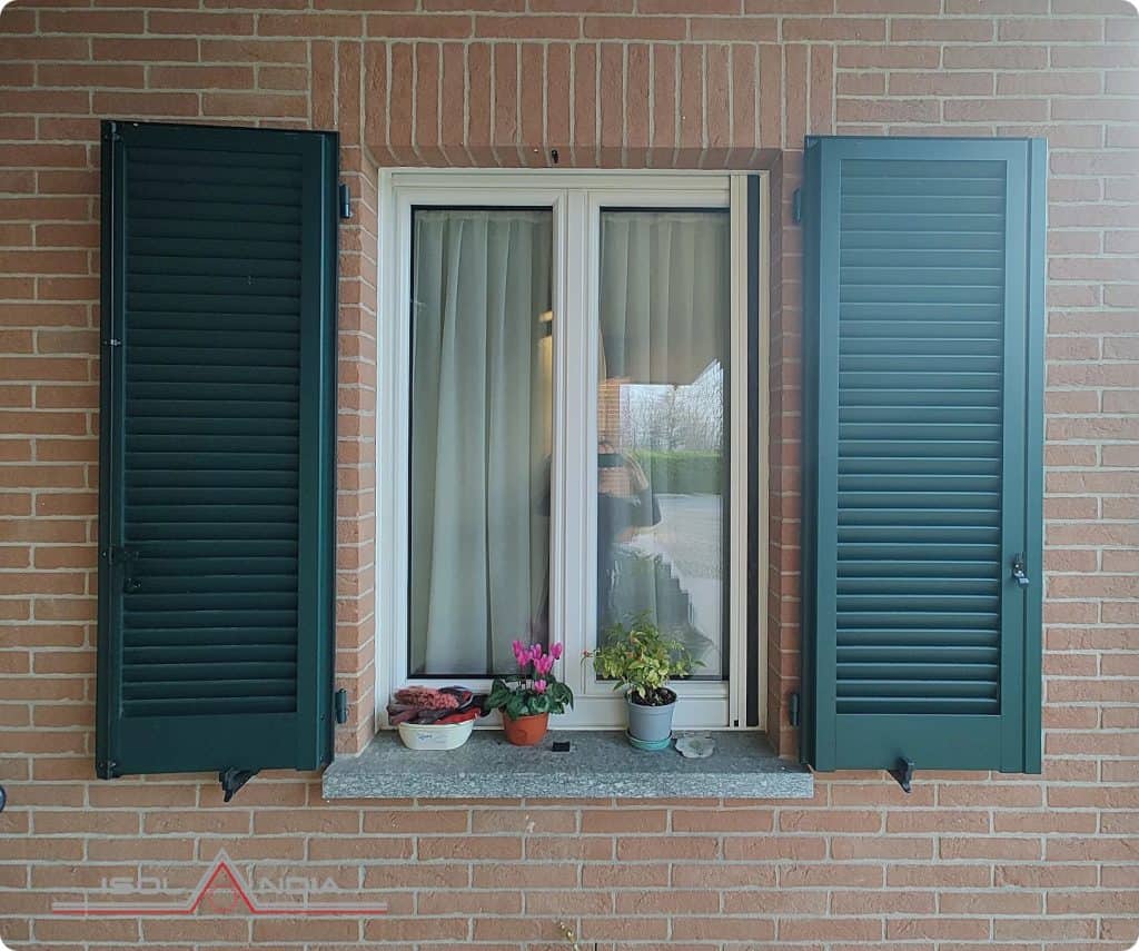 “Persiane esterne verde grinz spagnoletta facciata casa Broni Pavia”