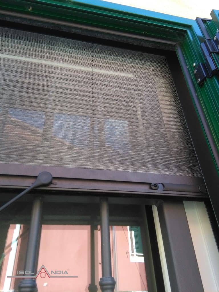 "Dettaglio profilo 2 cm zanzariera plissé su finestra con leva esterna Chiavari”