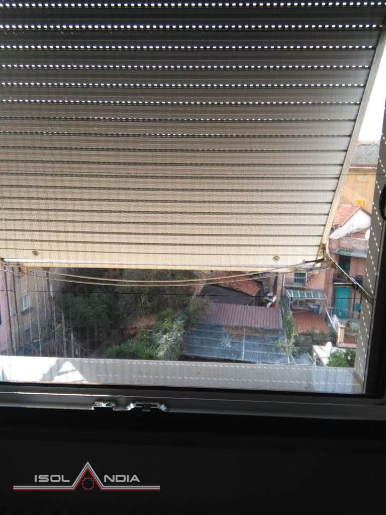 "Zanzariera plissé Sharknet installata tra finestra e persiana Chiavari”