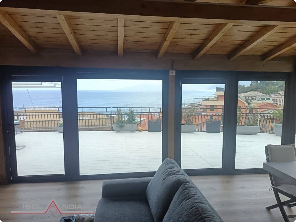 Vista mare dalla veranda con tende Eclipser aperte a Cavi di Lavagna
