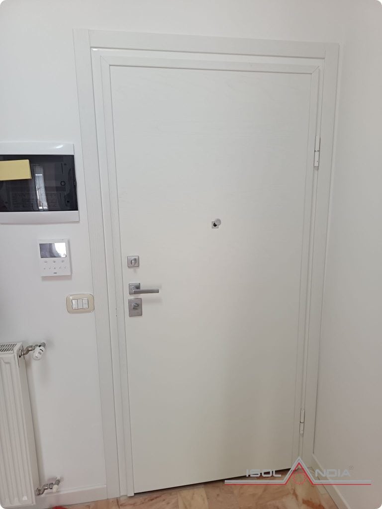 “ Porta blindata classe 4 Makos installata a Lavagna con pannello in frassino laccato"