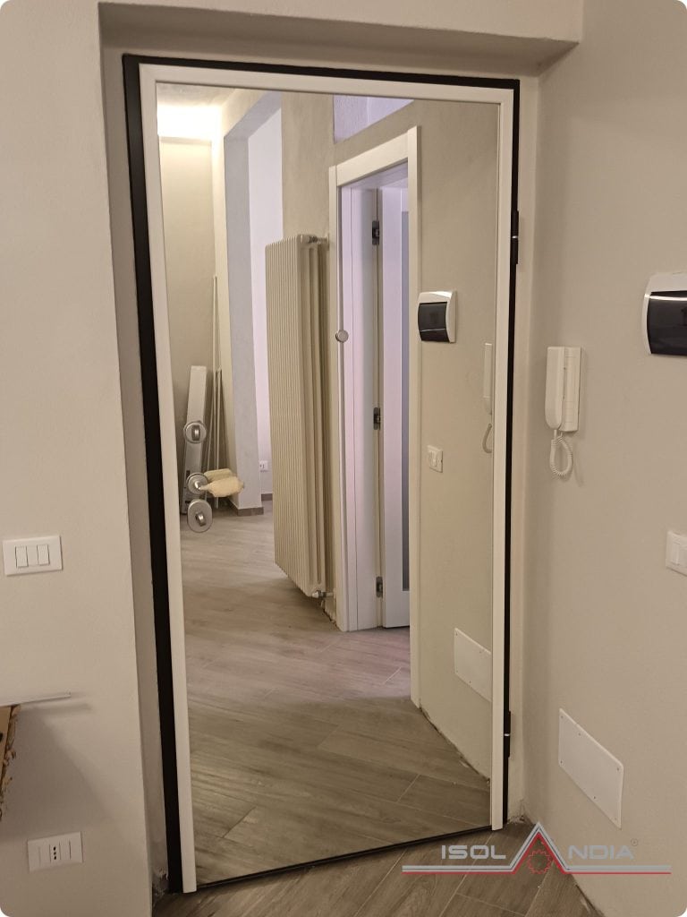 “Porta blindata Makos con specchio interno per casa vacanze a Chiavari”