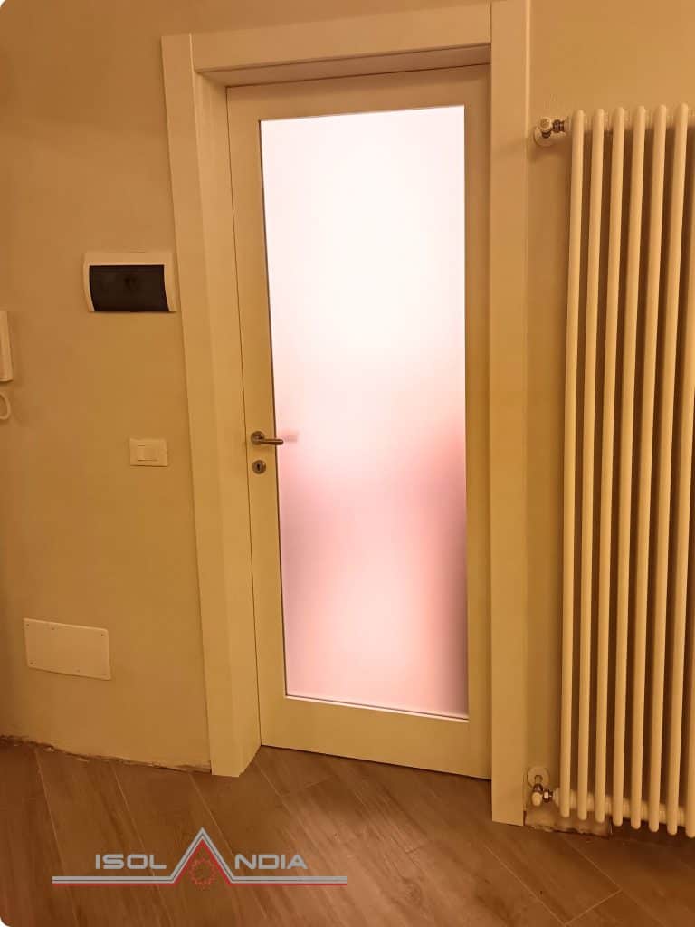 “Porta interna con vetro satinato bianco e cerniere a scomparsa, ristrutturazione Chiavari”
