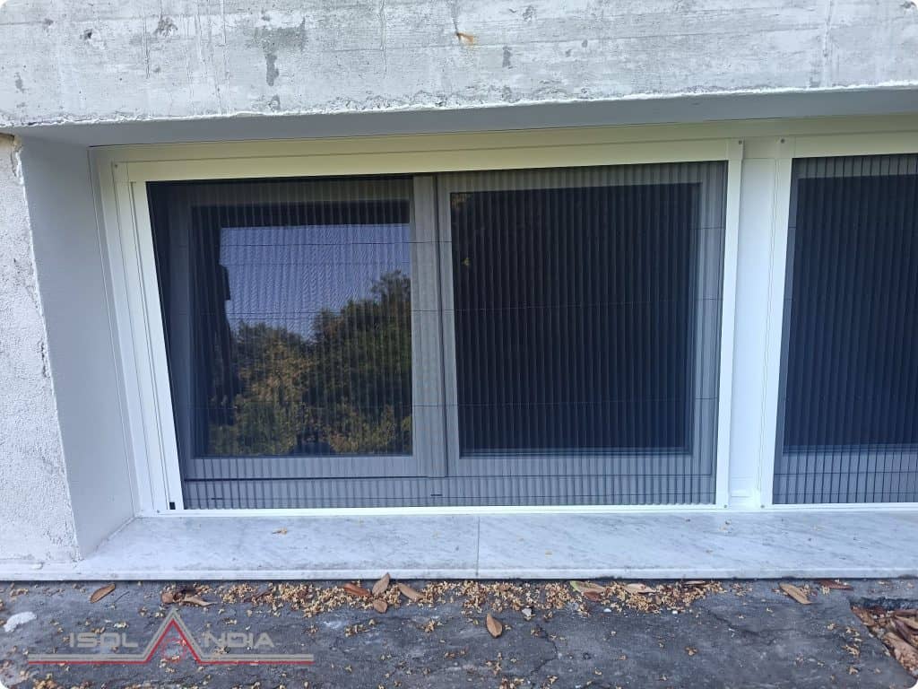 ”Zanzariere plissettate installate senza apertura centrale su finestra a piano seminterrato”