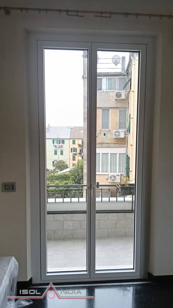 “porta finestra con profili minimali installata a pegli"