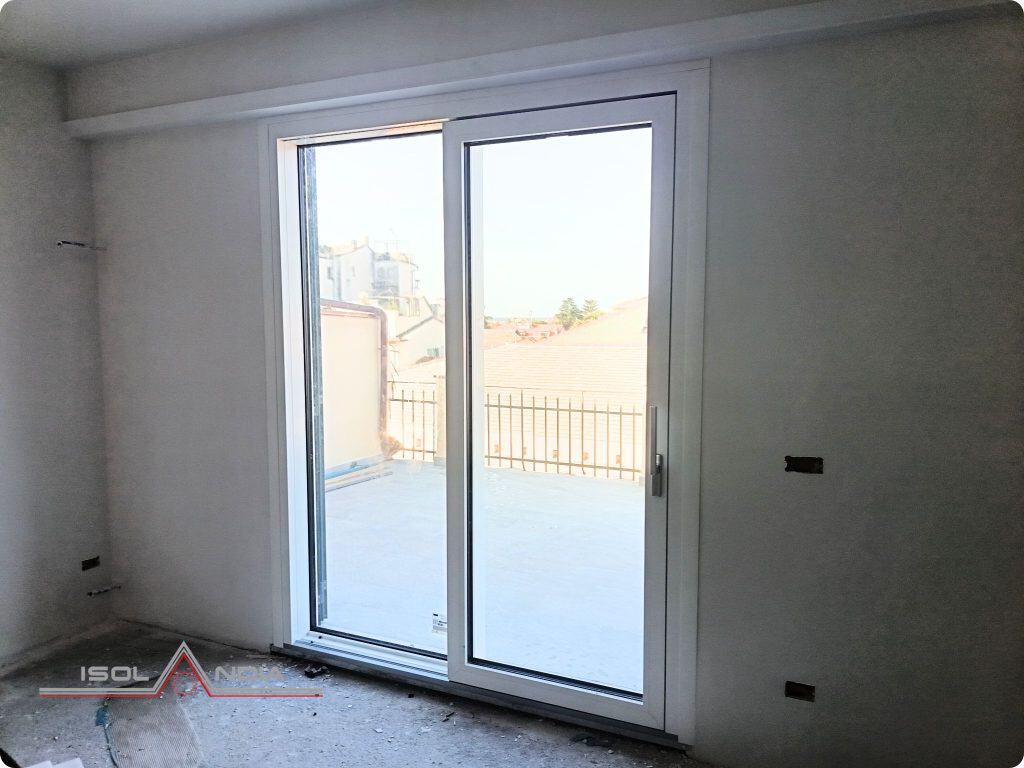 “ Porta scorrevole alzante Internorm PVC con accesso al terrazzo, centro storico Chiavari"