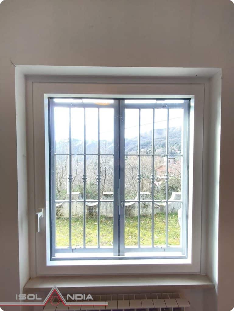 "Infisso Internorm KF310 con cerniere nascoste e doppio vetro basso emissivo"