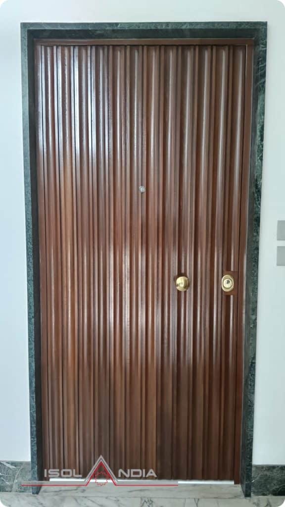 "Porta blindata esterna a doghe strette con maniglione in ottone, ingresso condominiale Sestri Levante"