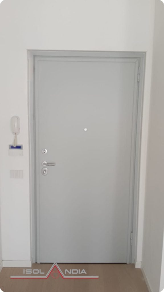 "Porta blindata classe 4 Makos vista interna, colore abbinato alla parete decorata, Sestri Levante"