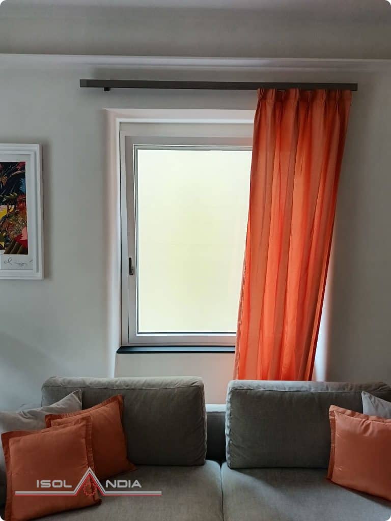"Finestra Internorm KF520 ad anta unica in salone, ristrutturazione Chiavari centro"