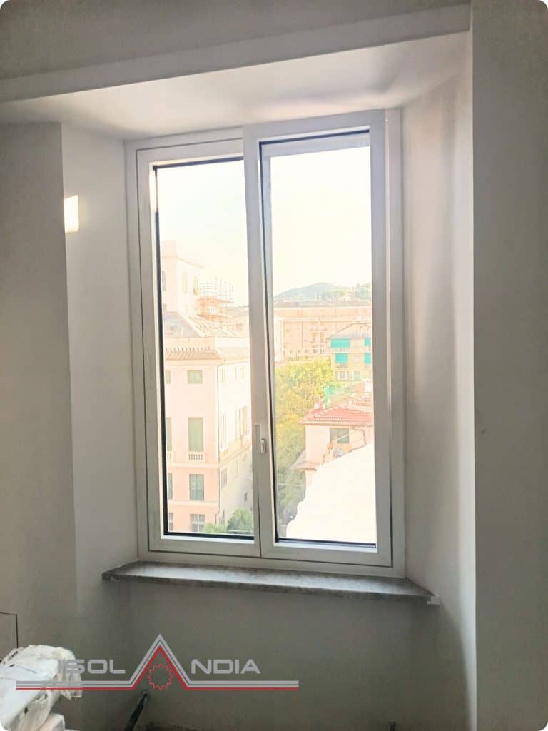 “ Finestra minimale Internorm KF520 in centro storico a Chiavari, nodo centrale ridotto"