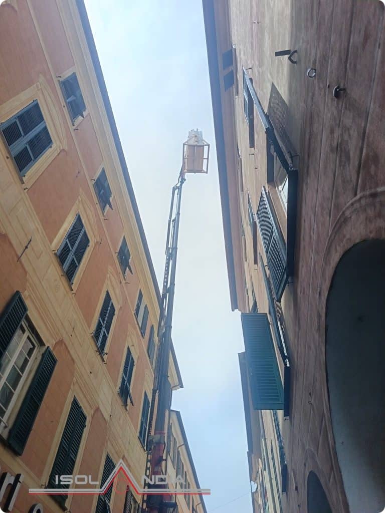 “trasporto serramenti con gru in centro storico Chiavari”