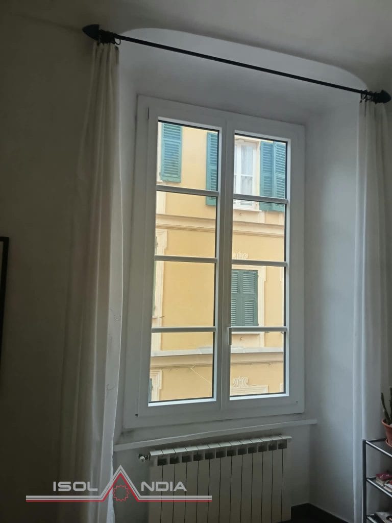 "Finestra Internorm KF310 bianca in un palazzo d'epoca nel centro storico di Chiavari"