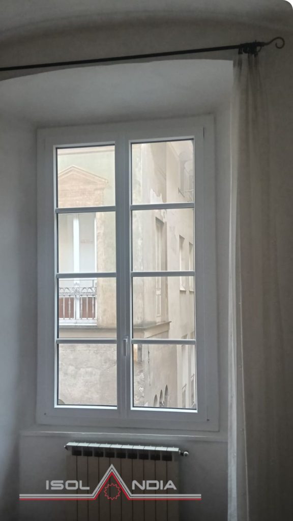 Serramento in PVC bianco armonizzato con la facciata di un edificio storico di Chiavari
